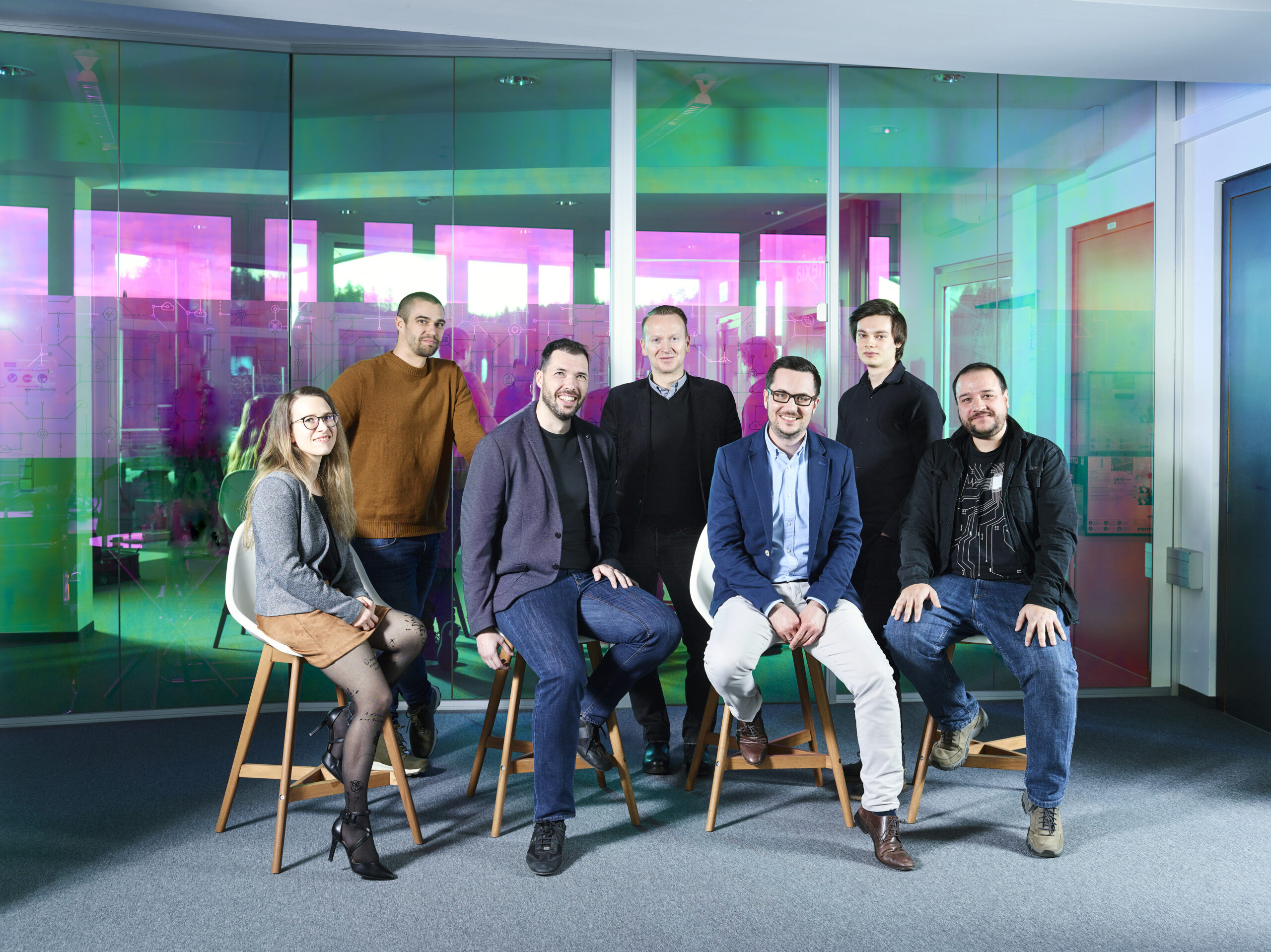 VORNE: Veronika Taferner (Product Owner), Philipp Hungerländer (Innovation Lead), Alexander Windbichler (CEO), Andreas Stocker (Technical Team Lead) HINTEN: Philipp Wernig (Project Manager), Christian Pick (Head of Software Solutions & Integration), Manuel Lackenbucher (Software Developer) Foto: KWF/Johannes Puch