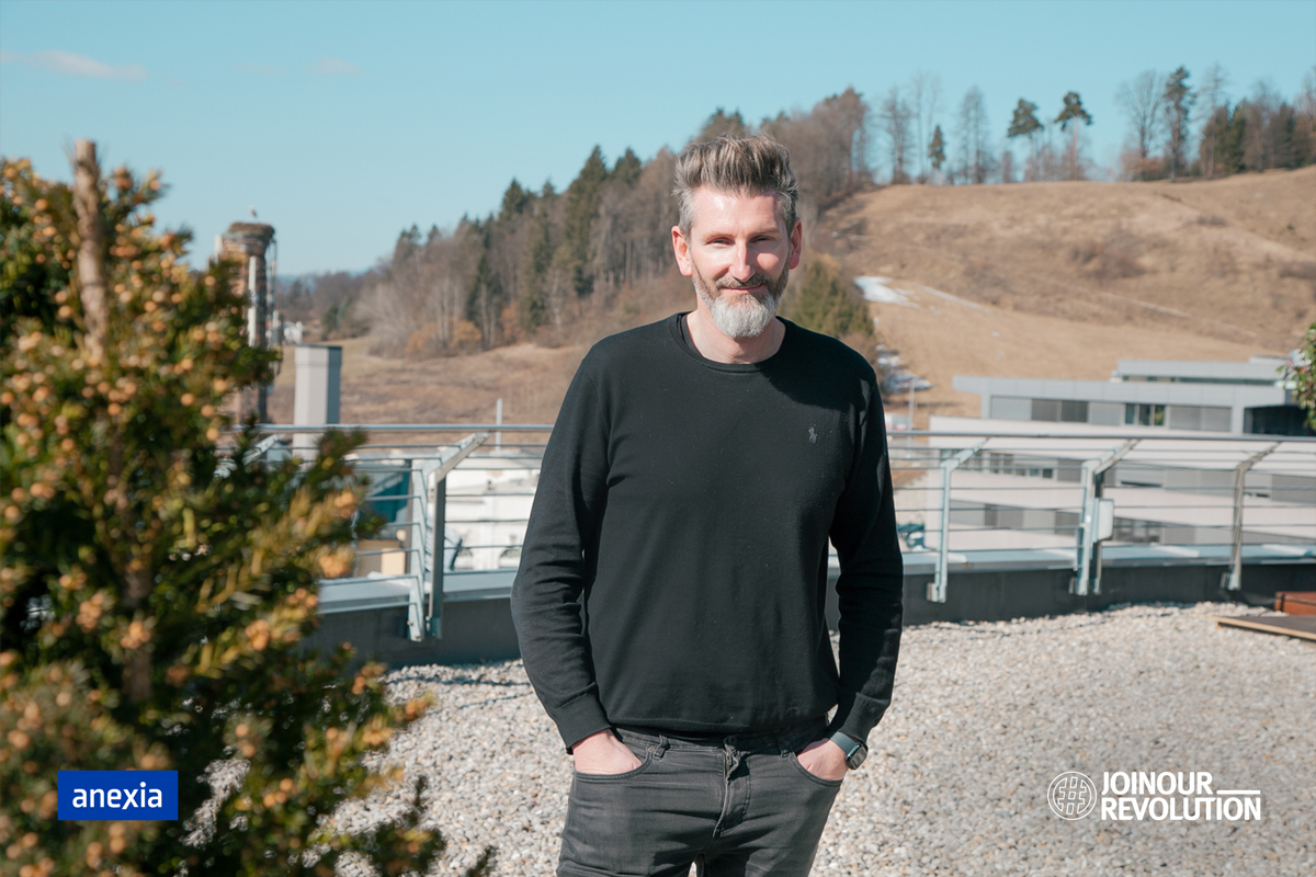 Alexander Friessnegg auf der Dachterrasse