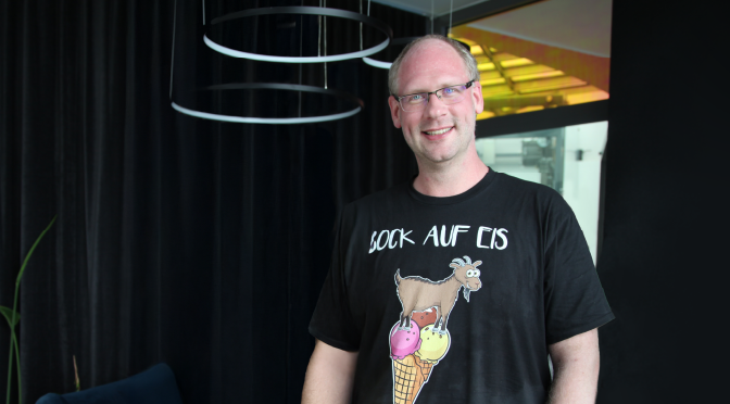 Bild von Mitarbeiter Paul mit T-Shirt Bock auf Eis