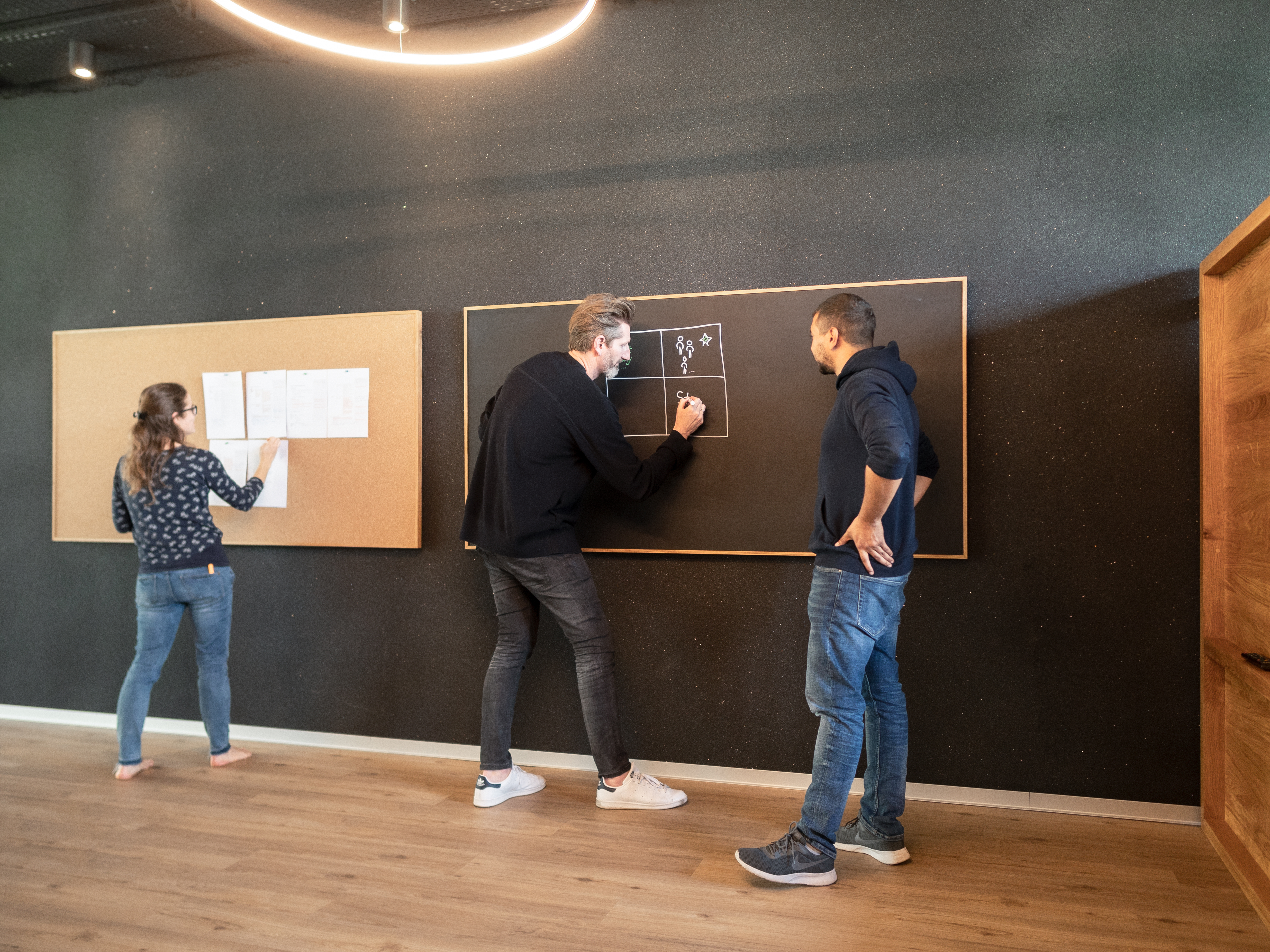 Anexia Team bei der Projektarbeit